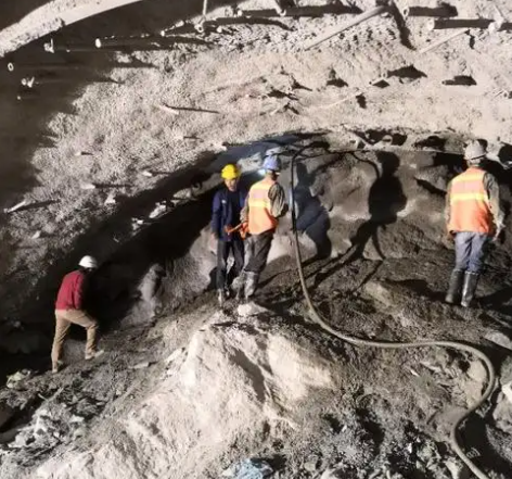 肃北拱顶带模注浆料的施工流程及注意事项